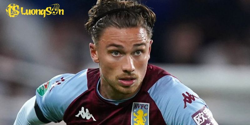Matty Cash tỏa sáng trước Man City
